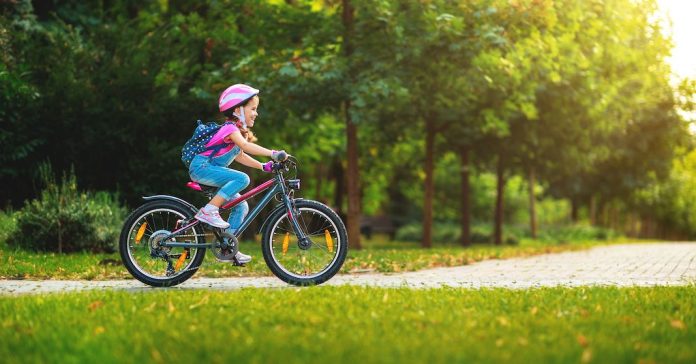 Depuis plusieurs années, alors qu’il est considéré comme un puissant levier permettant de rendre la mobilité dans les villes et à la campagne plus respectueuse de l'environnement et plus saine, le vélo s’impose indéniablement comme moyen de transport idéal. Si de nombreux modèles existent pour les plus grands, du côté des jeunes enfants le choix était, jusqu’alors, assez restreint. En 2013, Christian Bezdeka et Marcus Ihlenfeld, tous deux pères de famille, décident de crée woom dans un garage à Vienne. Presque 10 ans plus tard, la marque s’impose comme leader de son secteur du fait de sa technologie axée autour de l’ultra légèreté, de l’innovation et de la durabilité. Zoom sur cette success story unique en son genre ! Une idée née dans un garage viennois woom est un fabricant international de vélos pour enfants et adolescents (un an et demi à quatorze ans), ayant son siège à Klosterneuburg, près de Vienne. L'entreprise a été fondée en 2013 par Christian Bezdeka et Marcus Ihlenfeld dans un garage à Vienne. Ces deux pères de famille passionnés de vélo cherchaient depuis longtemps le vélo idéal pour leurs enfants. Comme ils ne parvenaient pas à le trouver sur le marché, ils l'ont imaginé et construit eux-mêmes. Avec un poids réduit, un design intemporel, des composants de haute qualité et une géométrie adaptée aux besoins des enfants, les vélos woom établissent de nouvelles références en matière de vélos haut de gamme pour enfants. Une croissance fulgurante En quelques années seulement, woom est passé du statut de produit d'initié à celui de leader du marché autrichien. Actuellement, les vélos woom sont disponibles dans 30 pays du monde entier, outre la région DACH, aux États-Unis et en Asie. En 2020, woom a vendu près de 230 000 vélos malgré la Covid-19 et les pénuries d'approvisionnement liées à la pandémie. Cela représente une augmentation de plus de 60 % par rapport à 2019. La croissance annuelle dépasse actuellement largement les 50% en moyenne. À l'automne 2020, woom a pour la première fois accueillie des investisseurs, dont Bregal Unternehmerkapital et le fondateur de Runtastic, Florian Gschwandtner. Aujourd'hui, woom compte plus de 150 employés en Autriche et 40 aux États-Unis. D'ici à la mi-2022, l'équipe devrait avoir doublé pour atteindre environ 300 employés. Une technologie unique & un design primé Les vélos woom sont parfaitement adaptés aux besoins des enfants puisque leur conception repose sur des caractéristiques uniques. Légèreté Plus le vélo est léger, plus son maniement est facile et sûr pour les jeunes cyclistes. Grâce aux efforts de développement constants, les vélos woom sont jusqu'à 40 % plus légers que d'autres vélos pour enfants. Avec un poids de 5 kg, le woom 2 est le vélo pour enfants produit en série le plus léger au monde. Durabilité Chez woom, l'esprit d'entreprise durable et responsable commence par des produits offrant une longévité élevée, mais va bien au-delà. Les vélos sont fabriqués à partir de matériaux et de composants de haute qualité. Ils se révèlent donc particulièrement résistants et garantissent une utilisation pour plusieurs générations d'enfants. Dans le cadre du programme upCYCLING de woom, les vélos restitués sont contrôlés dans un atelier woom, reconditionnés et remis en état de marche. woom s'engage en faveur des Objectifs de Développement Durable (ODD) des Nations unies et prend de nombreuses mesures qui sont accompagnées et évaluées par des experts en RSE. Sécurité Pour woom, la sécurité du vélo d'un enfant constitue une priorité absolue. Les vélos woom sont construits de manière robuste et font l'objet de nombreux contrôles afin de limiter au maximum les risques. Une maniabilité optimale et une excellente ergonomie assurent une conduite en toute sécurité. Ainsi, les enfants acquièrent de manière intuitive et ludique les compétences motrices importantes nécessaires pour faire du vélo. Design intemporel Les vélos woom se caractérisent par leur ligne épurée et leur leur forme claire. Ils ont été récompensés par de nombreux prix de design, tels que le Red Dot Award, le German Design Award, le Design&Innovation Award et bien d'autres encore. À propos de woom woom a repensé le cyclisme pour les enfants et établi de nouvelles normes pour s’imposer comme pionnier des vélos super légers et ergonomiques. Tout a commencé par la recherche de deux pères 