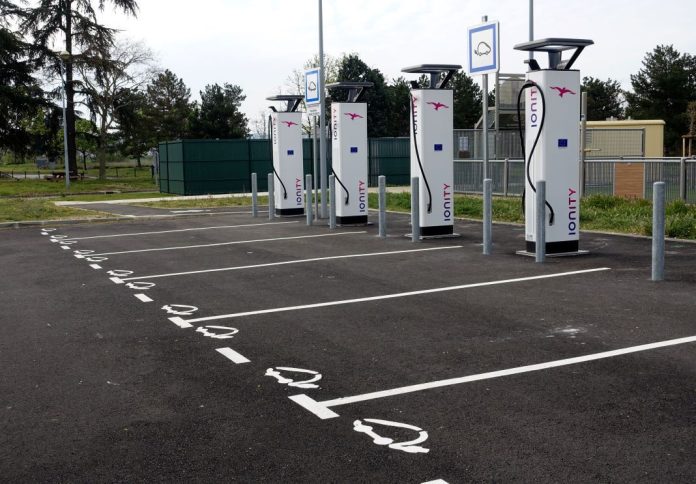 Louvre Hotels Group s’associe à Qovoltis pour mettre à disposition de ses clients des bornes élecriques.