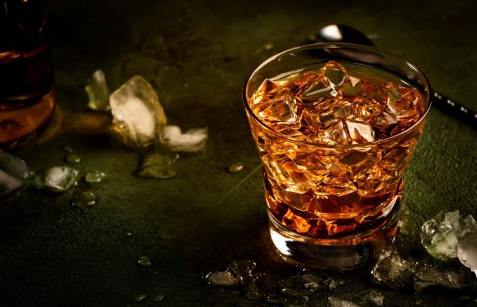 PourlaFêtedesPères,offrez-luisacuvéedeWhisky Pour les pères passionnées de Whisky, Cuvée Privée propose désormais l'adoption d'orge pour recevoir un spiritueux 100% français provenant de la Ferme Distillerie Rozelieures avec les producteurs Christophe et Sabine. Après la vigne, les oliviers et le houblon, en quoi consiste l'adoption d'orge ? Les adopteurs reçoivent tous les trois mois un coffret saison avec une bouteille de leur propre whisky personnalisé à leur nom accompagné d'une bouteille surprise du domaine. Dans chaque coffret est glissé un courrier des producteurs pour suivre l'évolution de son orge et chaque adoption comprend une visite au domaine pour 2 personnes ainsi qu'une adhésion au Club Cuvée Privée. Whisky Origine Collection Un whisky single malt 100% français parfait pour l'apéritif : gourmand et fruité, il plaira aux amateurs comme aux novices ! Cette cuvée emblématique du domaine offre un très bel aperçu du travail minitieux de ces producteurs passionnés. Whisky Fût de Vosne-Romanée Une cuvée exclusive pour Cuvée Privée avec ce whisky single malt 100% français affiné en ex-fût de Vosne-Romanée du climat bourguignon 
